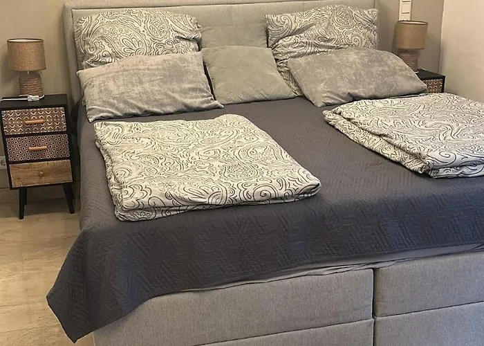 One Room Apartment With Kitchen, And Private Bathroom Near To S8 Train Line