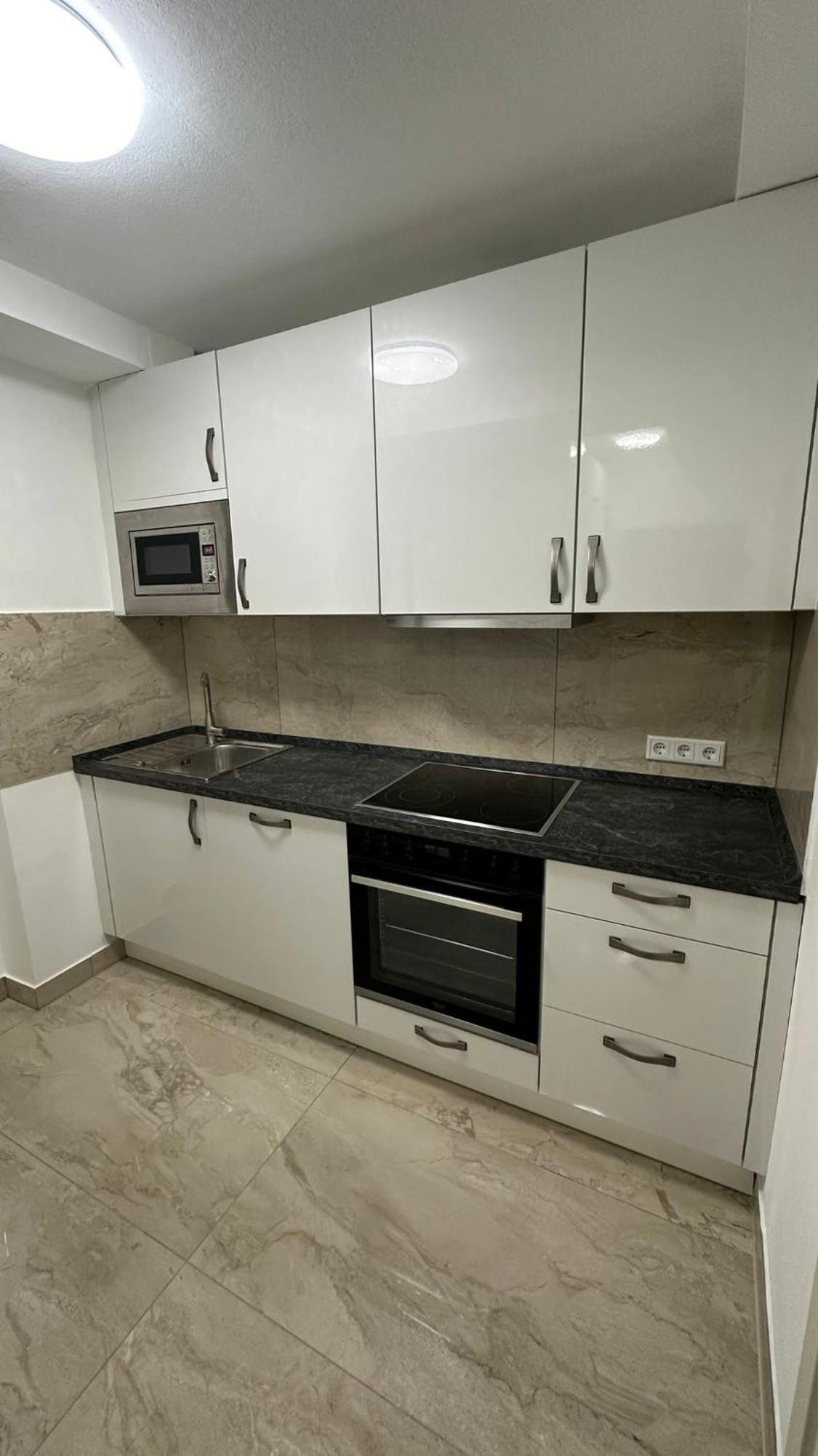 One With Kitchen, And Private Bathroom Near To S8 Train Line