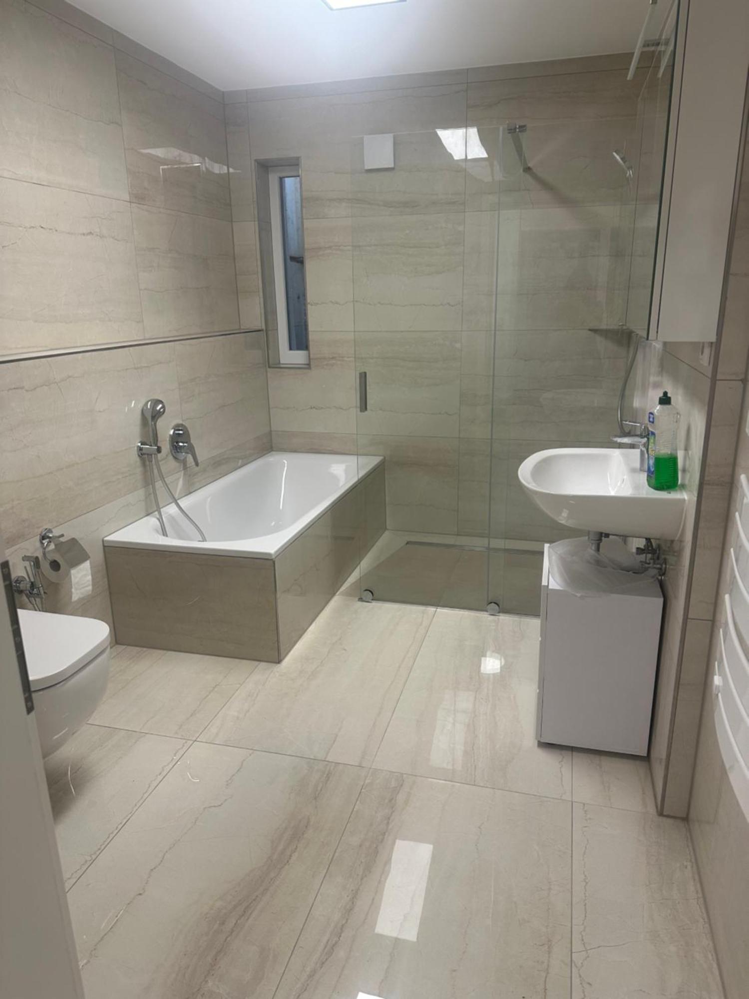 One With Kitchen, And Private Bathroom Near To S8 Train Line