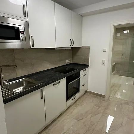 One Bedroom Souterrain Apartment With Kitchen And Personal Bathroom Munich Exterior photo