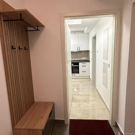 One Bedroom Souterrain Apartment With Kitchen And Personal Bathroom Munich Exterior photo