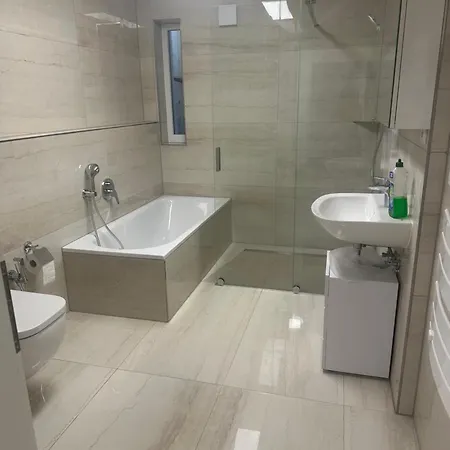 One Bedroom Souterrain Apartment With Kitchen And Personal Bathroom Munich Exterior photo